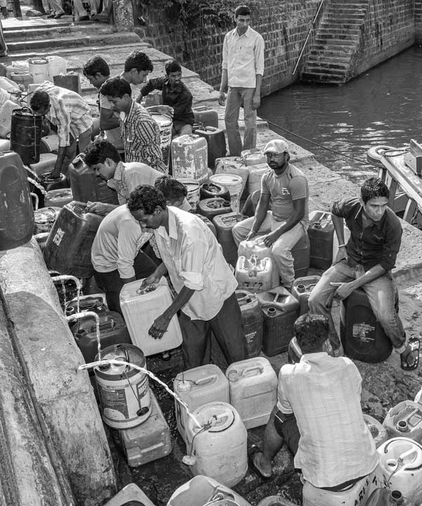 Impediments to enjoyment of Human Right to Water: 'Quality' Norm - Rush of boatmen for collecting potable water at a public standpoint on the waterfront at Mumbai Harbor, Maharashtra